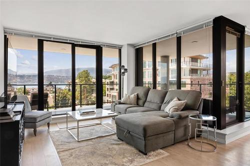 406-485 Groves Avenue, Kelowna, BC - Indoor Photo Showing Living Room