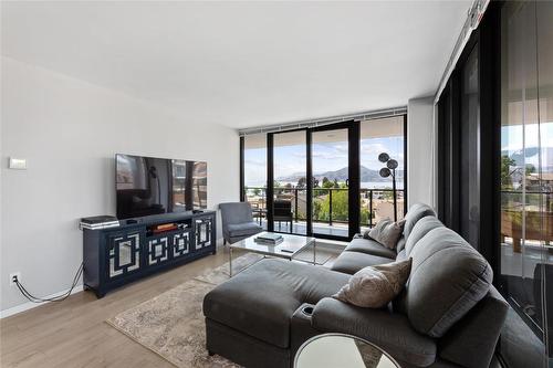 406-485 Groves Avenue, Kelowna, BC - Indoor Photo Showing Living Room