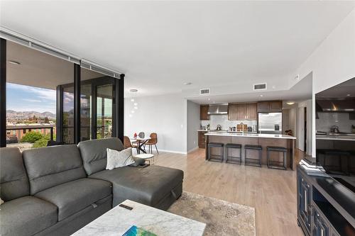 406-485 Groves Avenue, Kelowna, BC - Indoor Photo Showing Living Room