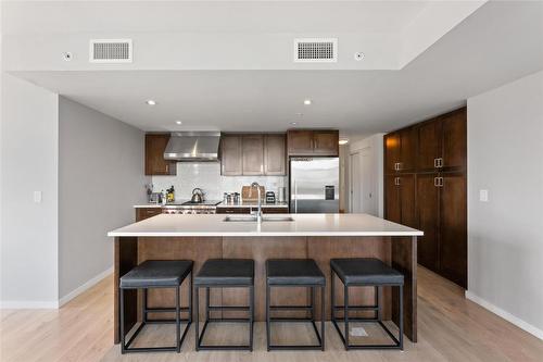 406-485 Groves Avenue, Kelowna, BC - Indoor Photo Showing Kitchen