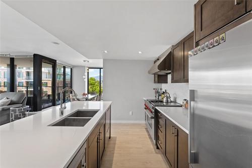 406-485 Groves Avenue, Kelowna, BC - Indoor Photo Showing Kitchen With Stainless Steel Kitchen With Double Sink With Upgraded Kitchen