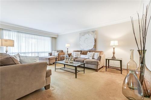 69 Orphir Road, Hamilton, ON - Indoor Photo Showing Living Room