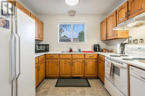 1405 Ethel Street, Kelowna, BC - Indoor Photo Showing Kitchen With Double Sink