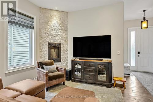 25 Brinton Drive, Peterborough (Otonabee), ON - Indoor Photo Showing Living Room