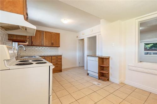 125 Melrose Avenue N, Hamilton, ON - Indoor Photo Showing Kitchen