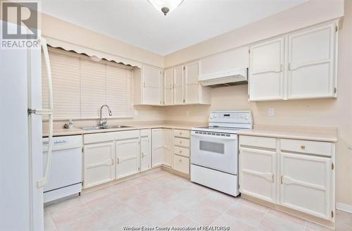 1150 Beals Avenue, Windsor, ON - Indoor Photo Showing Kitchen With Double Sink