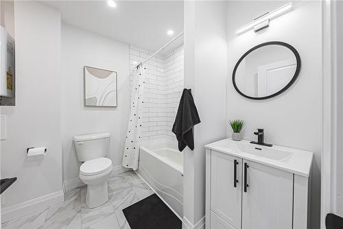 276 Ivon Avenue, Hamilton, ON - Indoor Photo Showing Bathroom