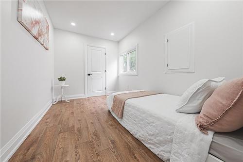 276 Ivon Avenue, Hamilton, ON - Indoor Photo Showing Bedroom