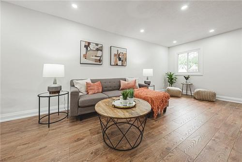 276 Ivon Avenue, Hamilton, ON - Indoor Photo Showing Living Room