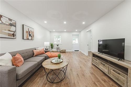 276 Ivon Avenue, Hamilton, ON - Indoor Photo Showing Living Room