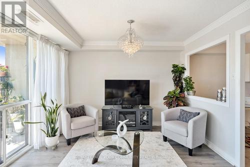 511 - 8111 Yonge Street, Markham, ON - Indoor Photo Showing Living Room