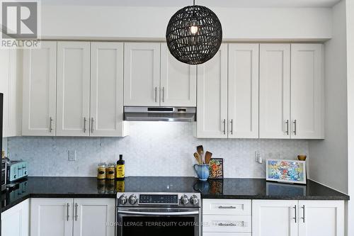 62 Duncombe Lane, Richmond Hill, ON - Indoor Photo Showing Kitchen