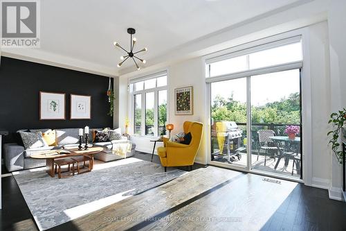 62 Duncombe Lane, Richmond Hill, ON - Indoor Photo Showing Living Room