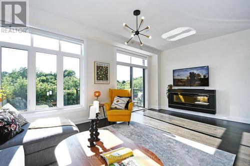 62 Duncombe Lane, Richmond Hill, ON - Indoor Photo Showing Living Room