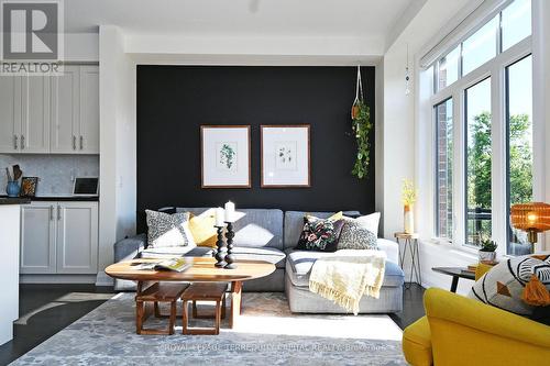 62 Duncombe Lane, Richmond Hill, ON - Indoor Photo Showing Living Room