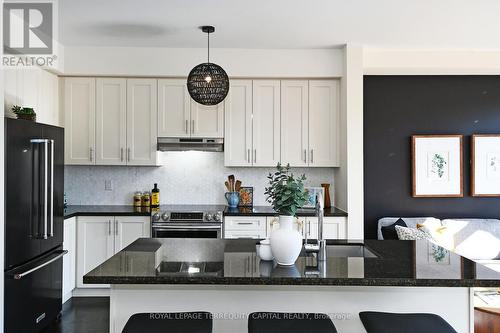 62 Duncombe Lane, Richmond Hill, ON - Indoor Photo Showing Kitchen With Upgraded Kitchen