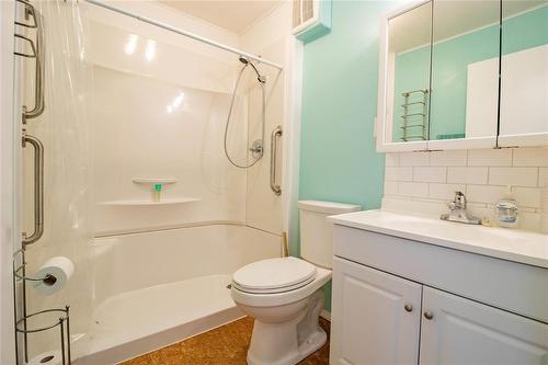 428 Epsilon Avenue, Winnipeg Beach, MB - Indoor Photo Showing Bathroom