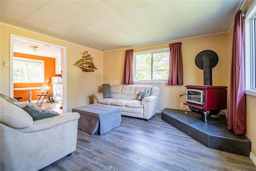 428 Epsilon Avenue, Winnipeg Beach, MB - Indoor Photo Showing Living Room