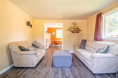 428 Epsilon Avenue, Winnipeg Beach, MB - Indoor Photo Showing Living Room