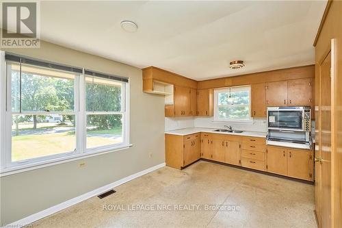 489 Memorial Drive, Pelham, ON - Indoor Photo Showing Kitchen With Double Sink