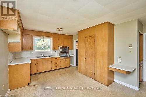 489 Memorial Drive, Pelham, ON - Indoor Photo Showing Kitchen With Double Sink