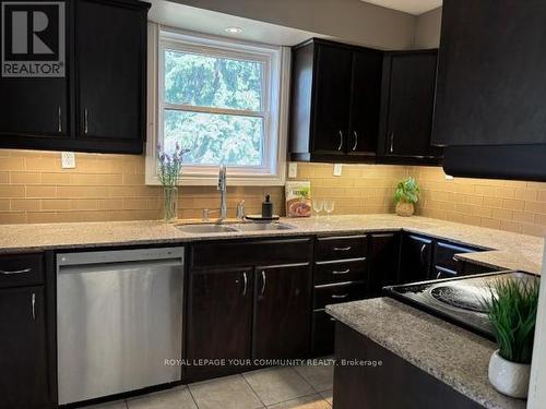 589 Watson Avenue, Newmarket (Huron Heights-Leslie Valley), ON - Indoor Photo Showing Kitchen