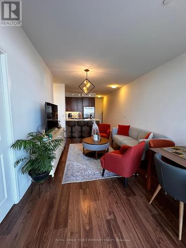 1008 - 65 Oneida Crescent, Richmond Hill, ON - Indoor Photo Showing Living Room