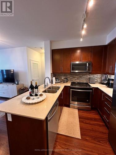 1008 - 65 Oneida Crescent, Richmond Hill, ON - Indoor Photo Showing Kitchen With Double Sink With Upgraded Kitchen