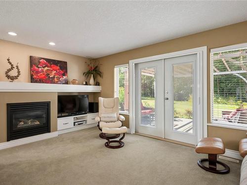 14-2006 Sierra Dr, Campbell River, BC - Indoor Photo Showing Living Room With Fireplace