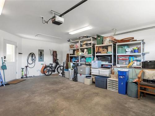 14-2006 Sierra Dr, Campbell River, BC - Indoor Photo Showing Garage