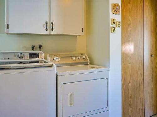 1 & 2-123 6Th Ave West, Qualicum Beach, BC - Indoor Photo Showing Laundry Room