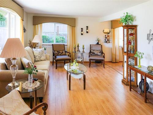 1 & 2-123 6Th Ave West, Qualicum Beach, BC - Indoor Photo Showing Living Room