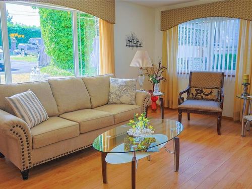 1 & 2-123 6Th Ave East, Qualicum Beach, BC - Indoor Photo Showing Living Room