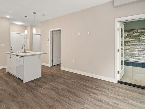 102-1018 Inverness Rd, Saanich, BC - Indoor Photo Showing Kitchen