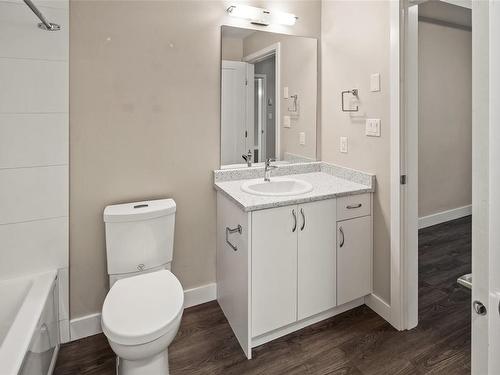 102-1018 Inverness Rd, Saanich, BC - Indoor Photo Showing Bathroom