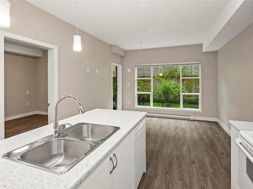 102-1018 Inverness Rd, Saanich, BC - Indoor Photo Showing Kitchen With Double Sink