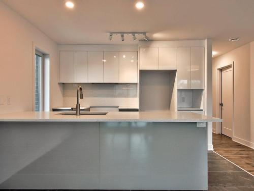 Kitchen - 5-5235 Boul. Grande-Allée, Brossard, QC - Indoor Photo Showing Kitchen With Upgraded Kitchen