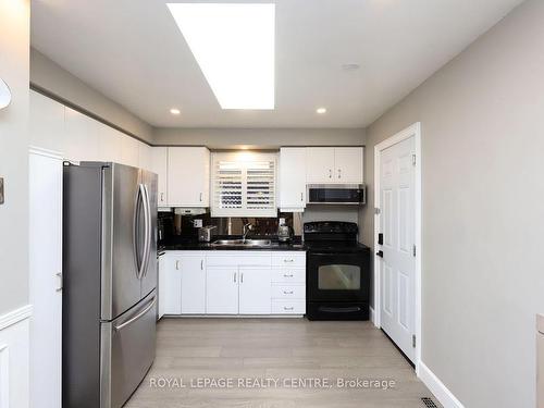 30 Branthaven Dr, Hamilton, ON - Indoor Photo Showing Kitchen With Double Sink