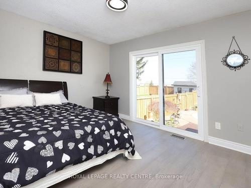 30 Branthaven Dr, Hamilton, ON - Indoor Photo Showing Bedroom