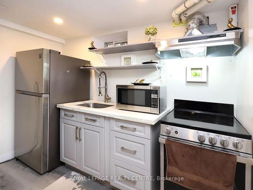 30 Branthaven Dr, Hamilton, ON - Indoor Photo Showing Kitchen