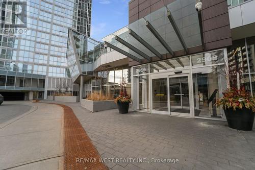 703 - 2916 Highway 7 Road, Vaughan (Concord), ON - Outdoor