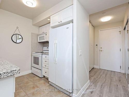 814-10 Northtown Way, Toronto, ON - Indoor Photo Showing Kitchen