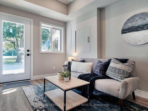 122 Olive Ave, Oshawa, ON - Indoor Photo Showing Living Room