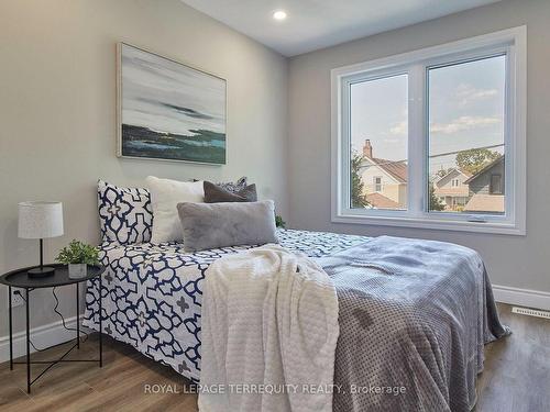 122 Olive Ave, Oshawa, ON - Indoor Photo Showing Bedroom