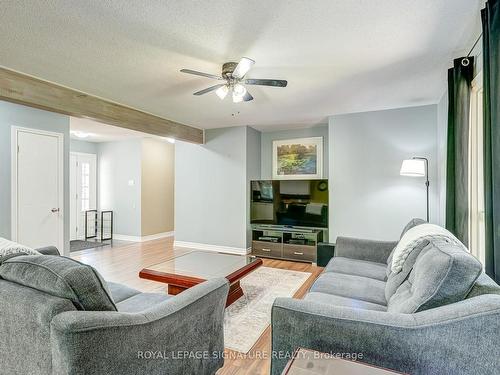 7498 County 9 Rd, Clearview, ON - Indoor Photo Showing Living Room