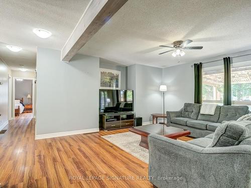 7498 County 9 Rd, Clearview, ON - Indoor Photo Showing Living Room