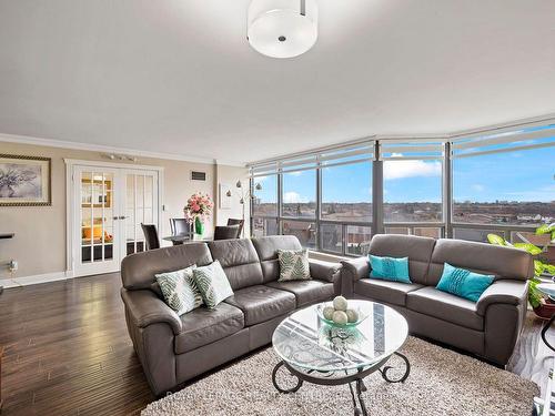 602-200 Robert Speck Pkwy, Mississauga, ON - Indoor Photo Showing Living Room