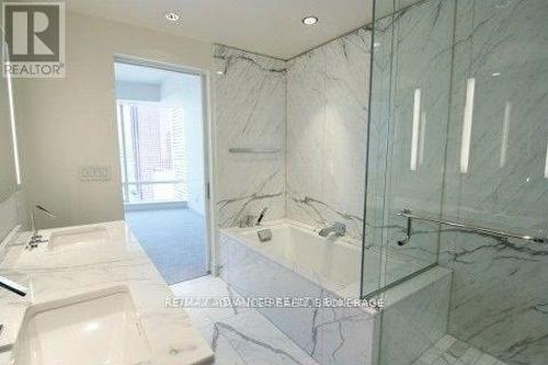 4208 - 180 University Avenue E, Toronto, ON - Indoor Photo Showing Bathroom