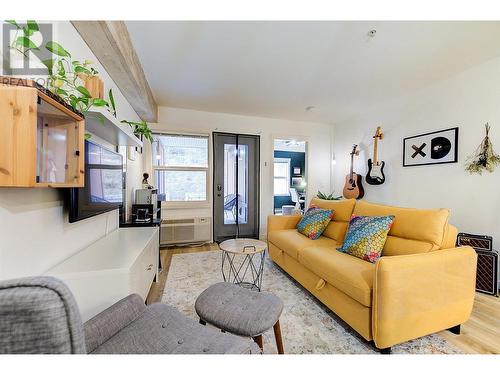 1481 Glenmore Road N Unit# 210, Kelowna, BC - Indoor Photo Showing Living Room