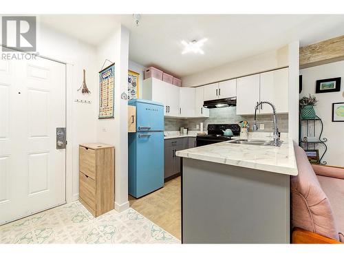 1481 Glenmore Road N Unit# 210, Kelowna, BC - Indoor Photo Showing Kitchen With Double Sink